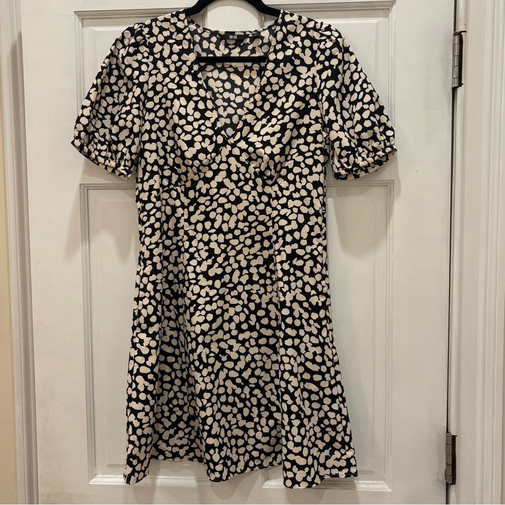 Uniqlo Printed V Neck Short Sleeve Mini Dress
